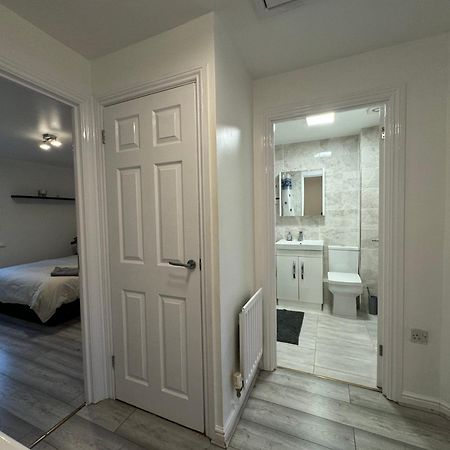 Spacious 3 Bedroom Home, With Private Driveway 5 Minutes From Excel Centre & Custom House London Eksteriør billede
