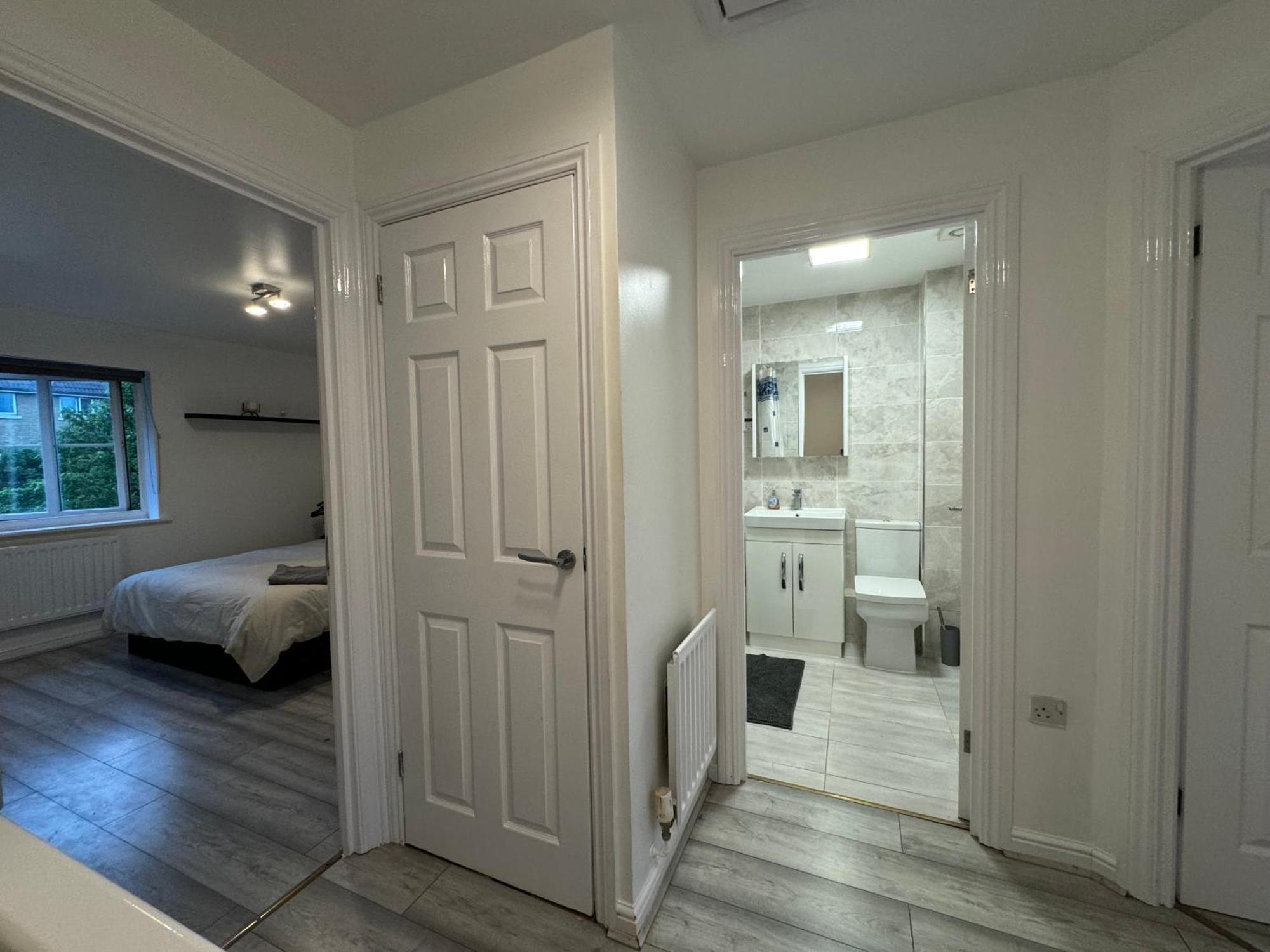 Spacious 3 Bedroom Home, With Private Driveway 5 Minutes From Excel Centre & Custom House London Eksteriør billede