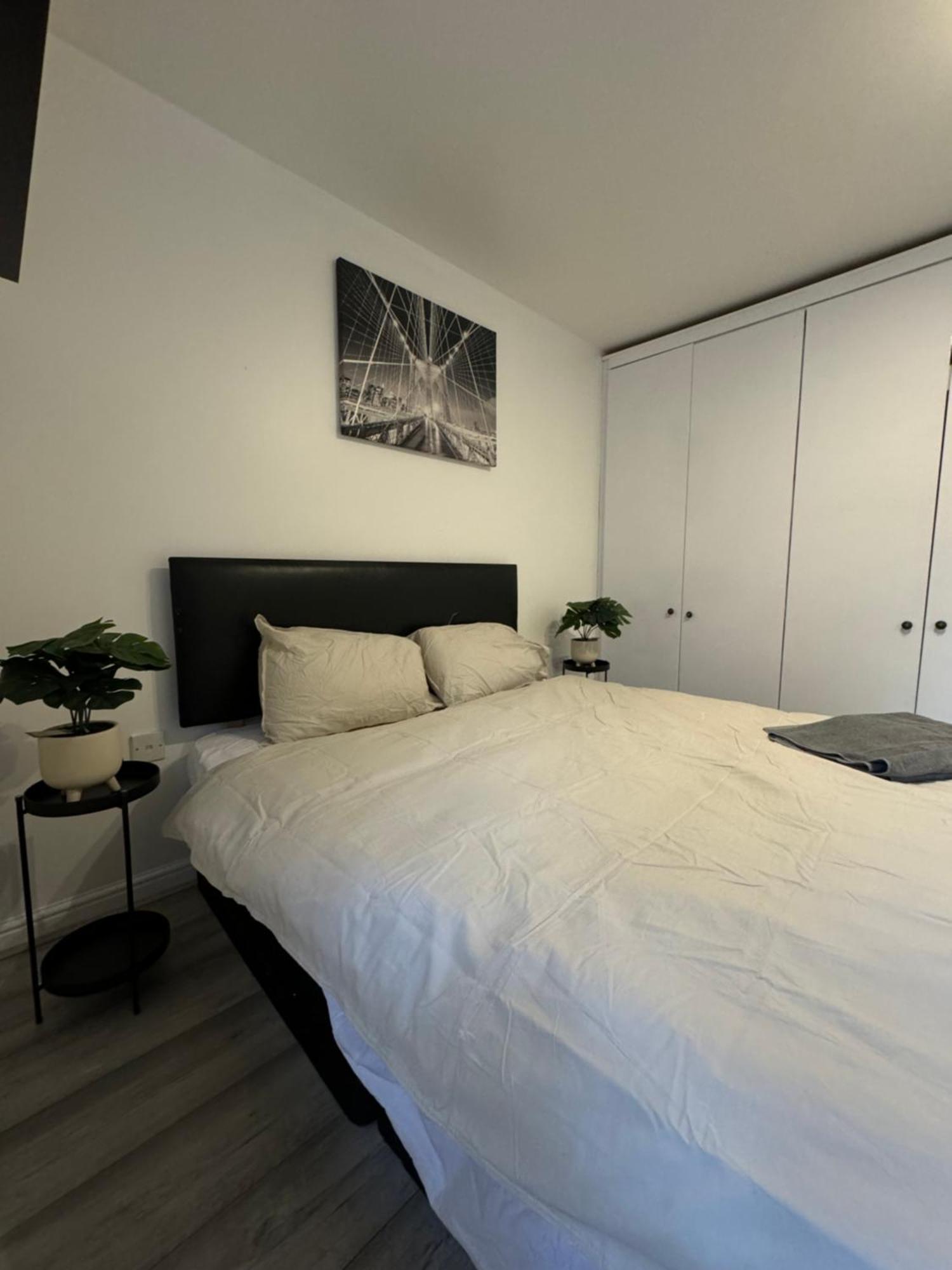 Spacious 3 Bedroom Home, With Private Driveway 5 Minutes From Excel Centre & Custom House London Eksteriør billede