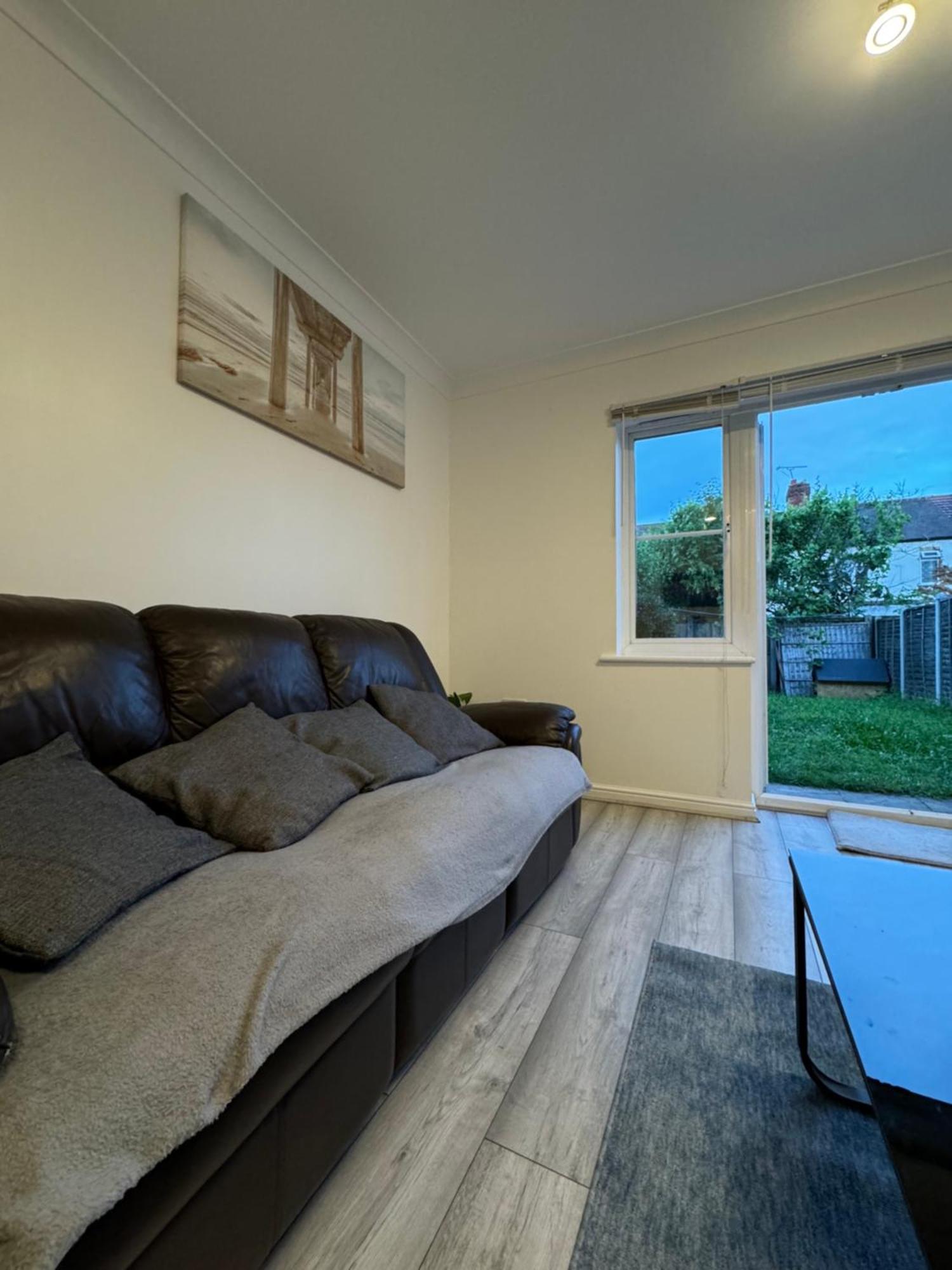 Spacious 3 Bedroom Home, With Private Driveway 5 Minutes From Excel Centre & Custom House London Eksteriør billede