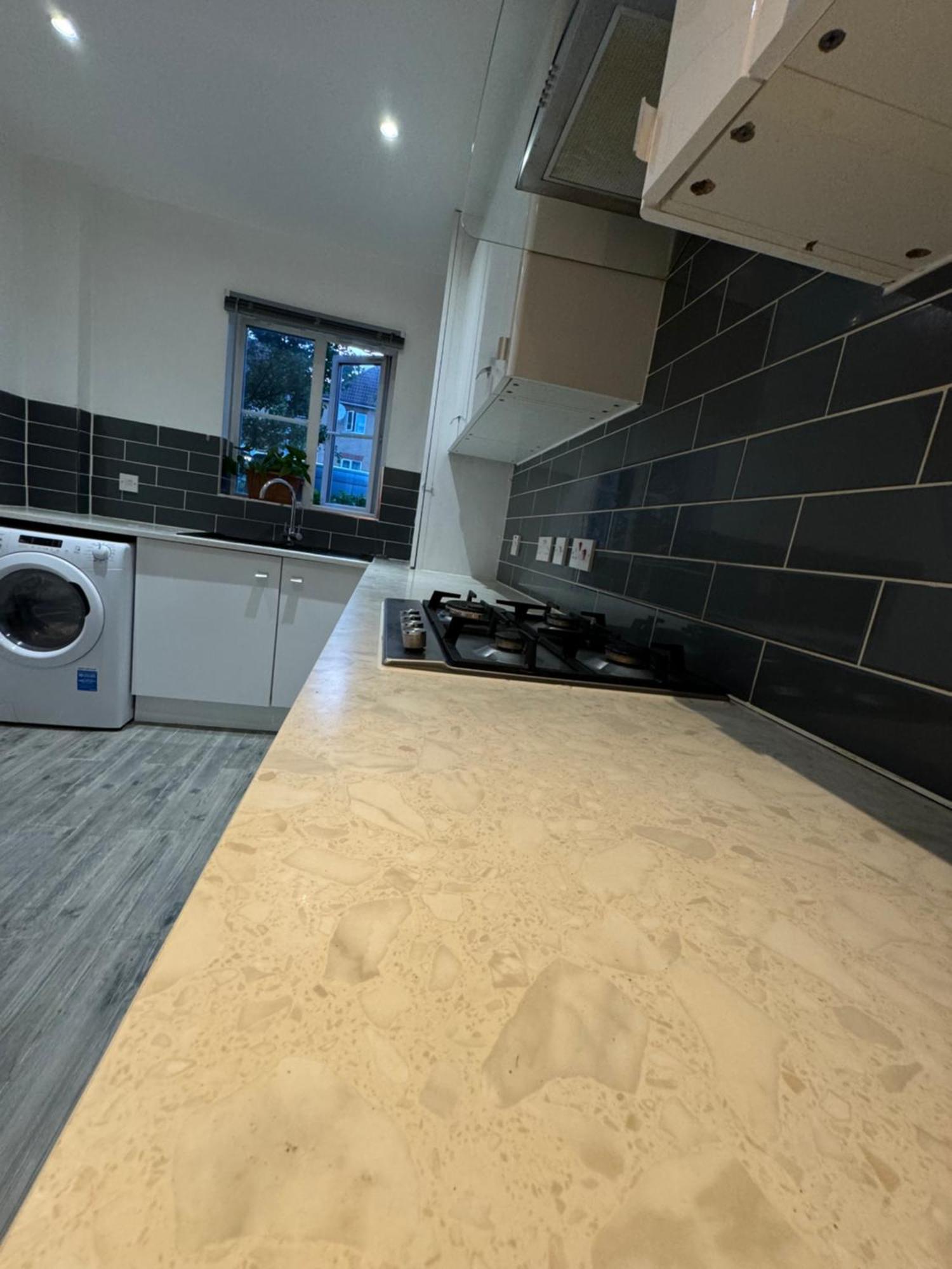 Spacious 3 Bedroom Home, With Private Driveway 5 Minutes From Excel Centre & Custom House London Eksteriør billede