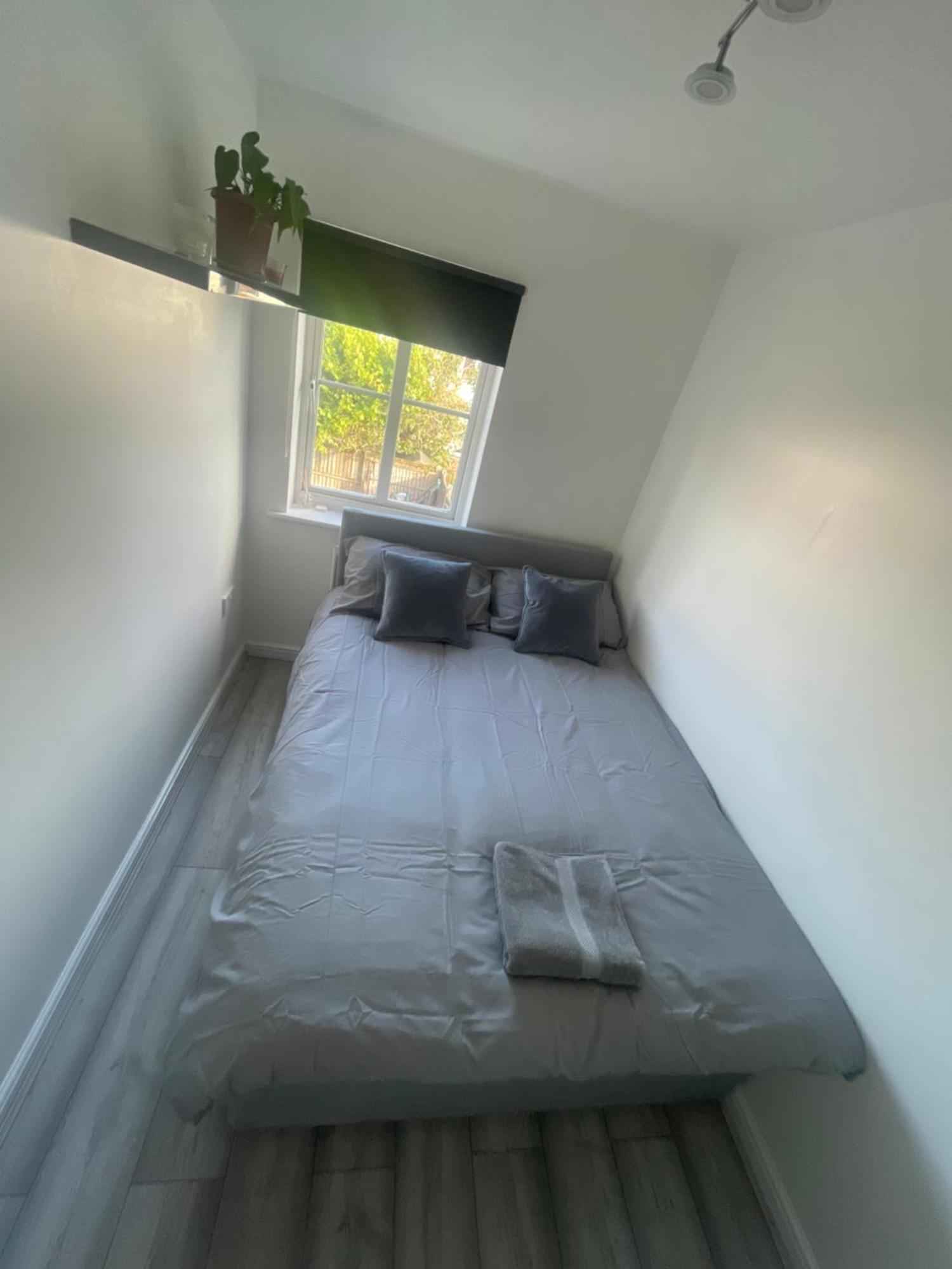 Spacious 3 Bedroom Home, With Private Driveway 5 Minutes From Excel Centre & Custom House London Eksteriør billede